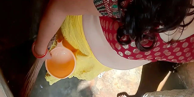 बातरूम मे घुस कर भाभी को चोदा पड़ोस ने क्लिप