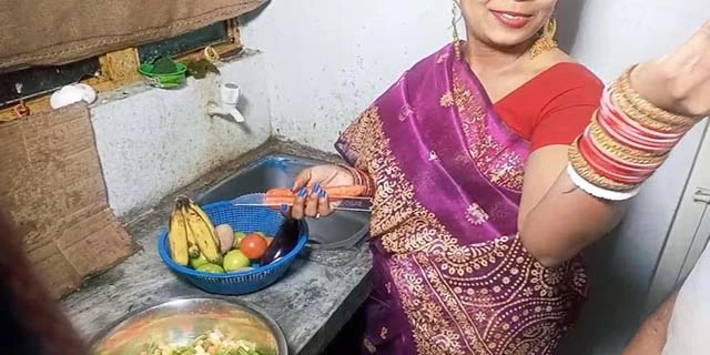सेक्सी – भाभी की चूत चुदाई सबेरे सबेरे रसोई घर मे