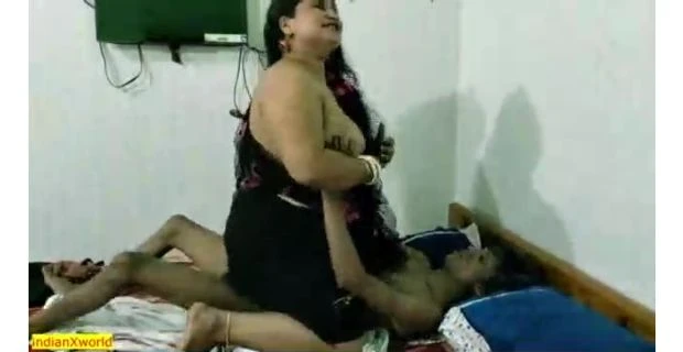 सेक्सी – चब्बी आंटी ने चूत चुदवाया चाय बेचने वाले से