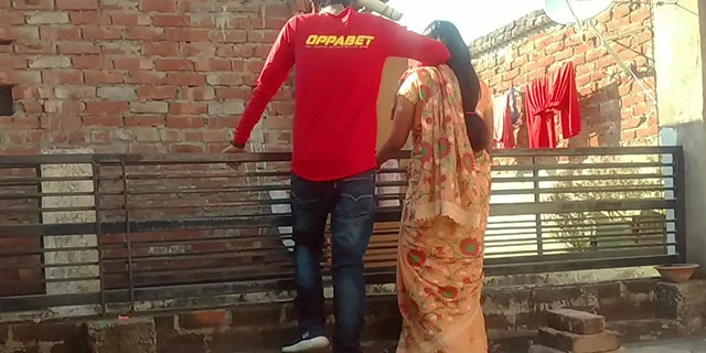 छत पे खरी पड़ोसी भाभी को फुसलके चोद दिया देसी