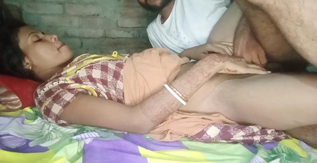 देहाती वाइफ की चूत में ऊँगली करके पड़ोसी चोदन किया रात में हिंदी