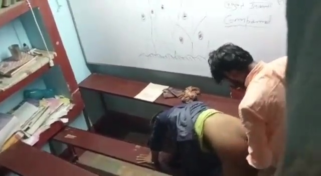 गांव का मास्टर और लड़की की चूत चुदाई हिडन कैम पर एमएमएस