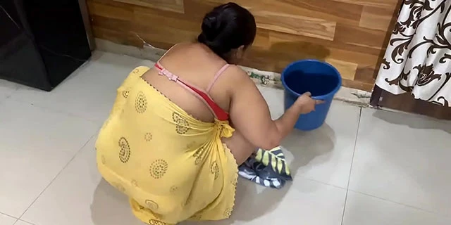 घर की सेक्सी नौकरानी को खूब चोदा कॉलेज बॉय ने देसी