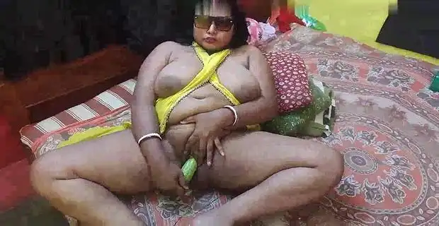 हॉट हिंदी पोर्न हिंदी बीबीडब्लू आंटी चूत चुदाई नकली लंड से