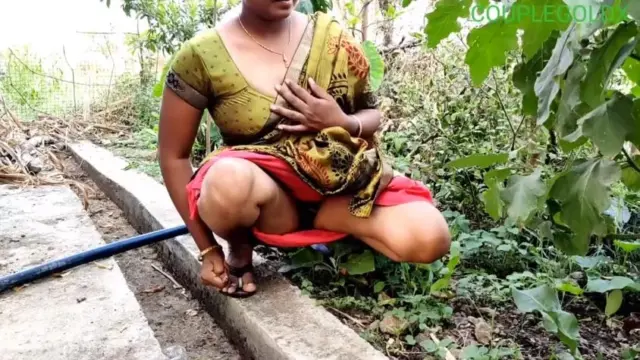 देसी – मालिक ने गार्डन में काम करने वाली को चोदा