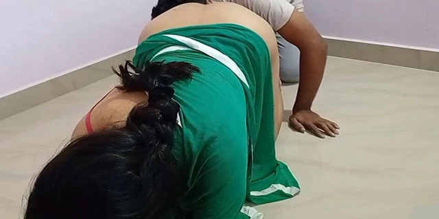 क्लिप – नौकरानी की चुत चाट के चोदा अलग अलग पोज़ में